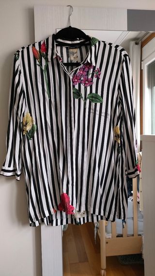 Camisa Stradivarius. Talla L