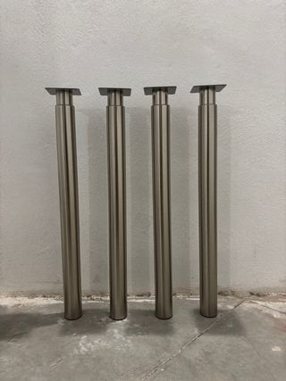 Patas cromadas regulables en altura.