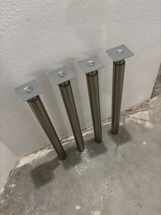 Patas cromadas regulables en altura.