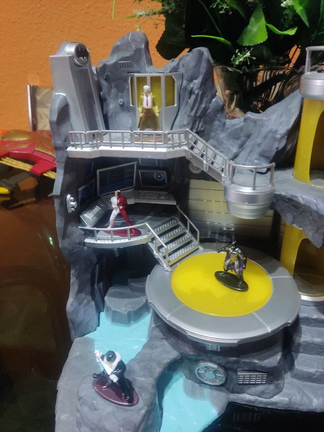 BATCUEVA+FIGURAS METAL