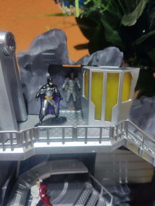 BATCUEVA+FIGURAS METAL