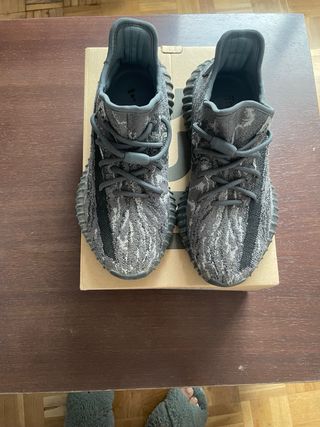 YEEZY 350 v2