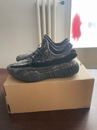 YEEZY 350 v2
