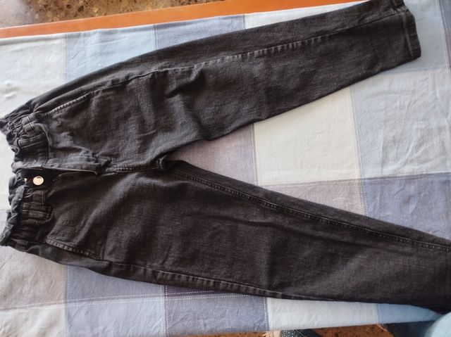 Pantalón vaquero negro de chica