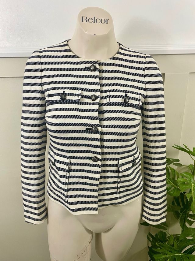 Chaqueta estilo blazer azul marino y blanca