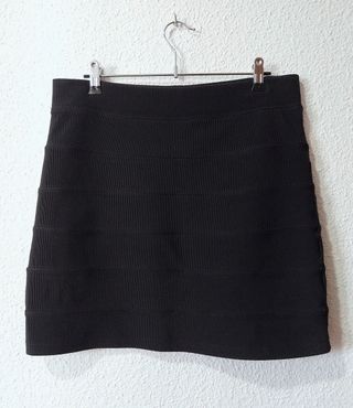 Minifalda negra ajustada elástica. T. M/L