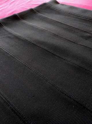 Minifalda negra ajustada elástica. T. M/L