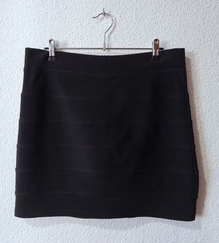 Minifalda negra ajustada elástica. T. M/L