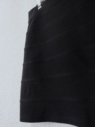 Minifalda negra ajustada elástica. T. M/L