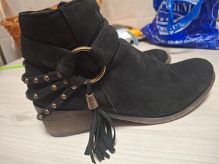 Botines de ante negros.