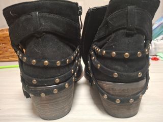 Botines de ante negros.