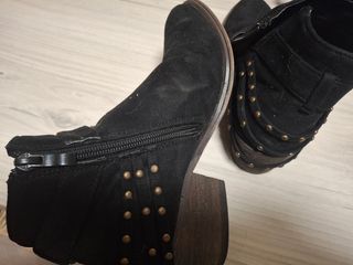 Botines de ante negros.
