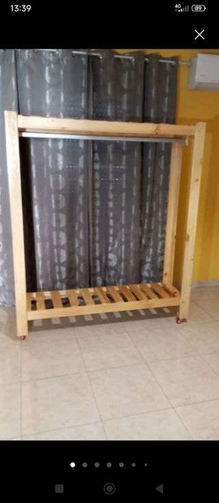 Percha hecha de madera de pino.