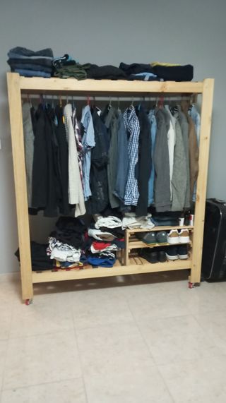 Percha hecha de madera de pino.