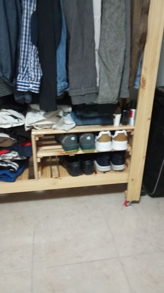 Percha hecha de madera de pino.