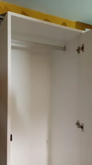 Percha hecha de madera de pino.