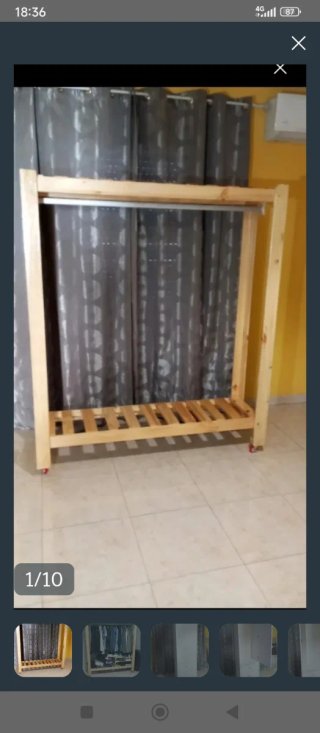 Percha hecha de madera de pino.