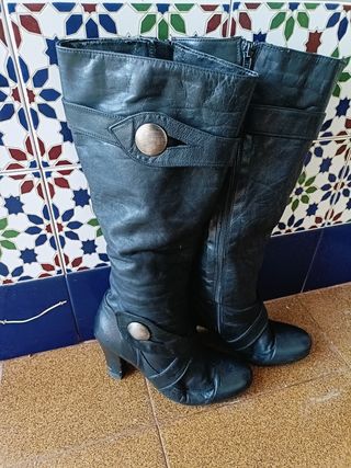Botas altas de cuero tacón alto negras 