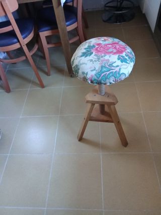 Taburete regulable en altura