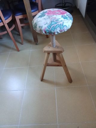 Taburete regulable en altura