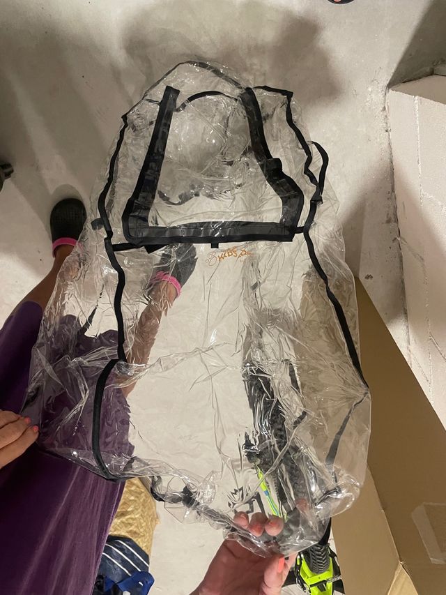 Plastico antilluvia protector sulla de paseo