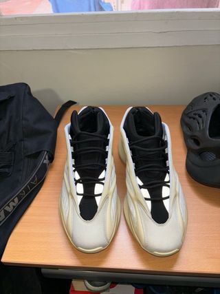 Yeezy 700 v3