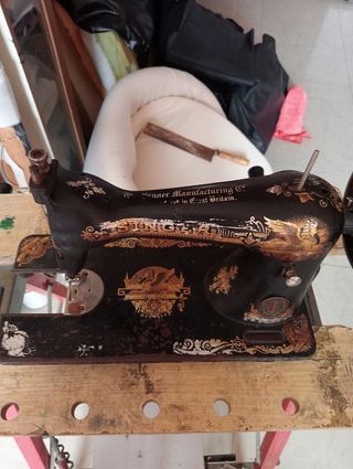 Maquina de coser muy antigua