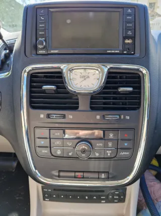 Lancia Voyager 2012