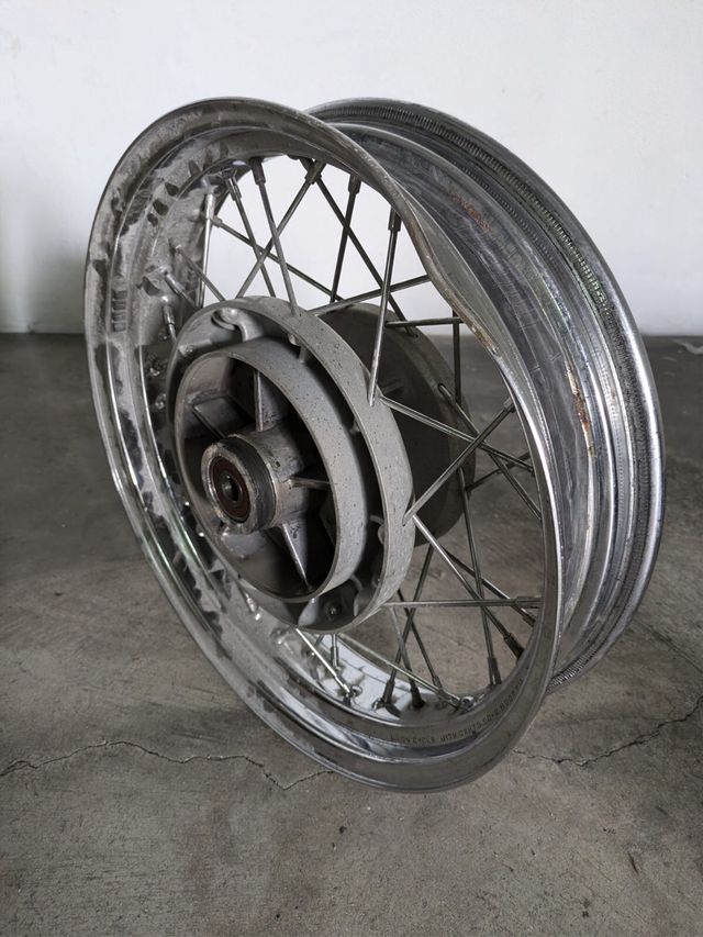 Llanta trasera triumph Bonneville T100