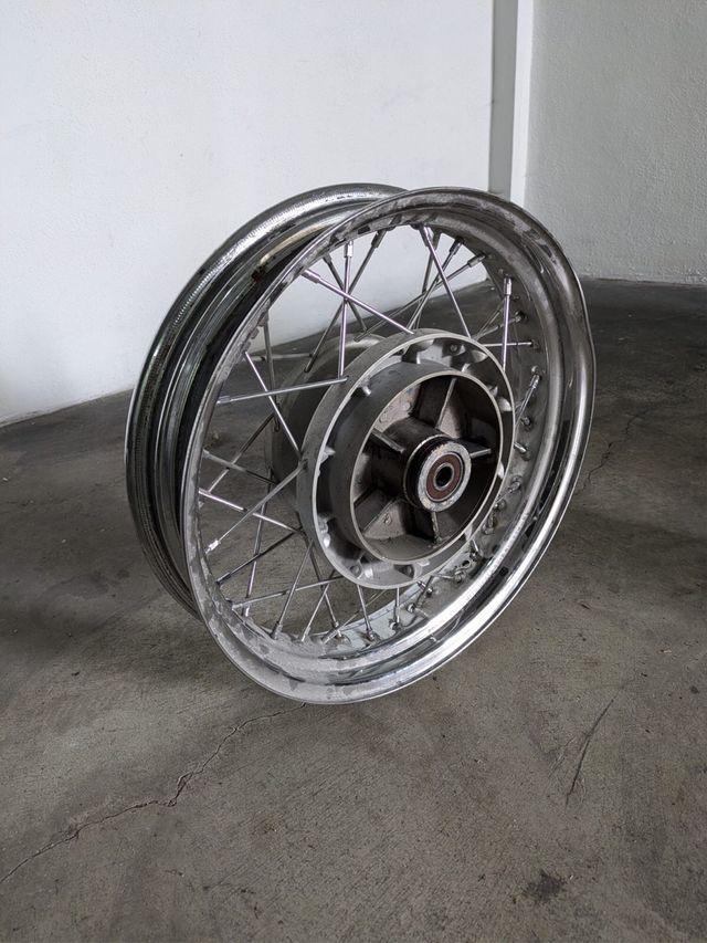 Llanta trasera triumph Bonneville T100