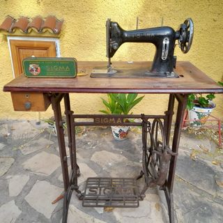 Máquina de coser clásica SIGMA más mueble