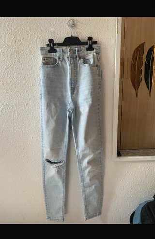 pantalon preto con la rodilla rota de stradivarius