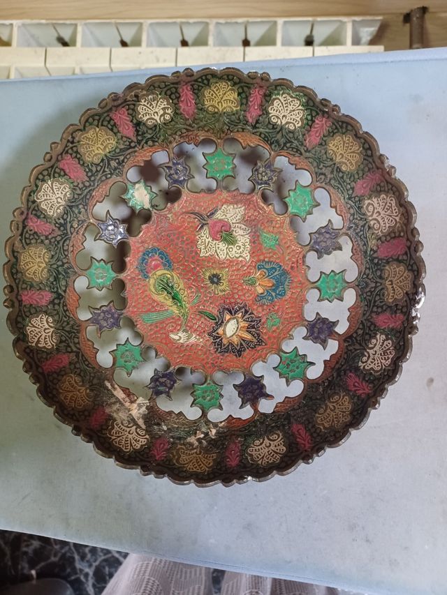 Frutero antiguo ornamentado de bron