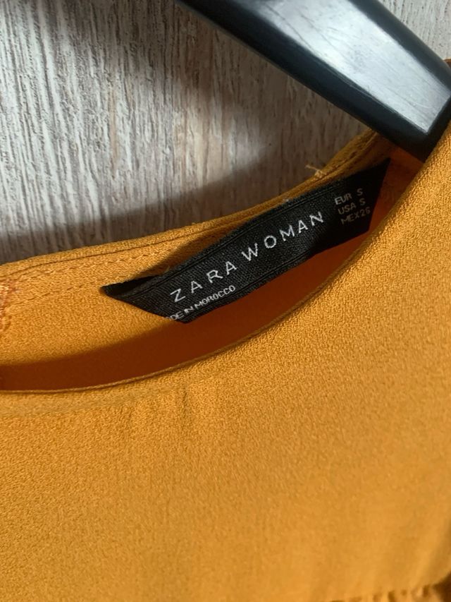 Vestido mostaza de Zara