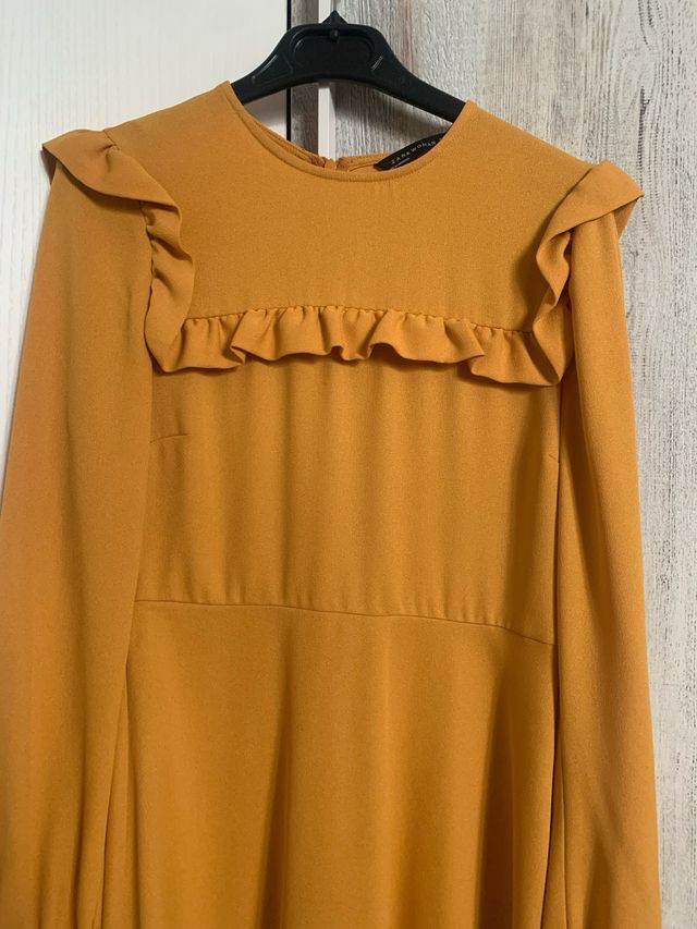 Vestido mostaza de Zara