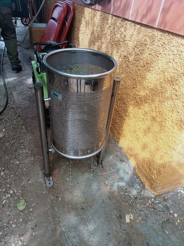 Papelera circular abatible de ac. Inox