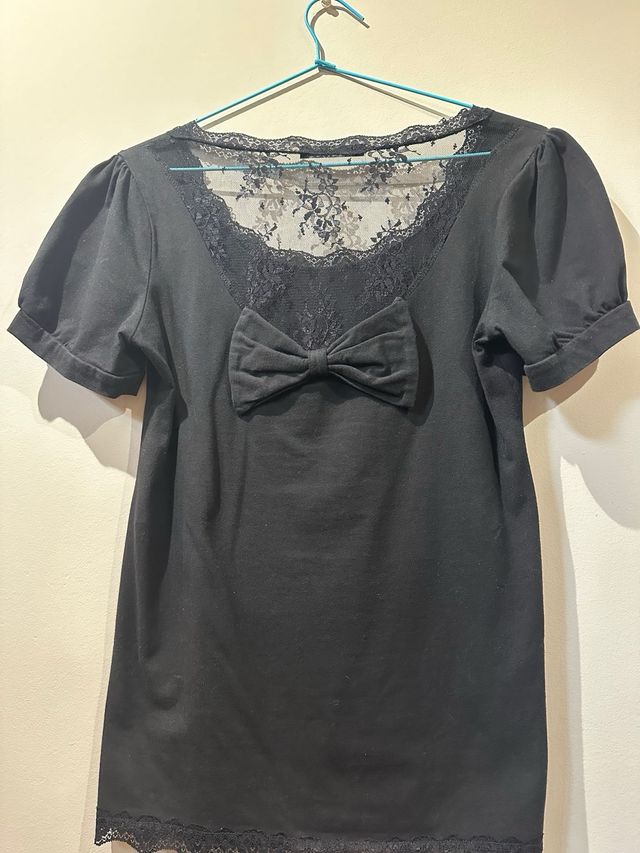 Camiseta negra con encaje