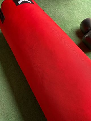 Saco de boxeo y guantes de boxeo