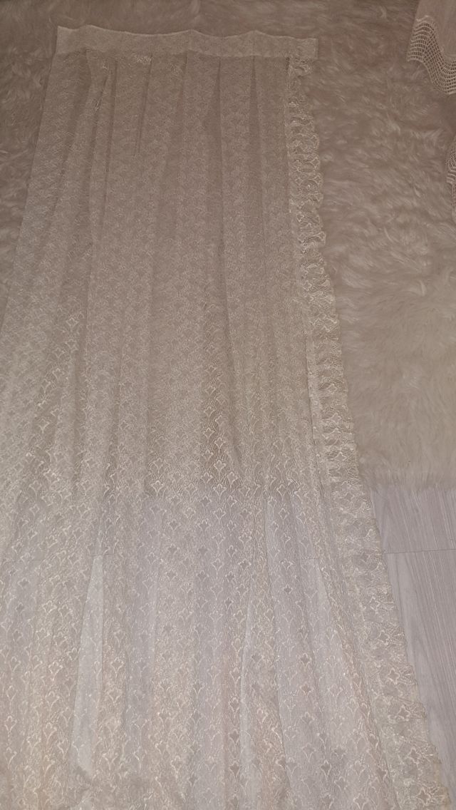 Cortinas : son dos y la cinta blanca