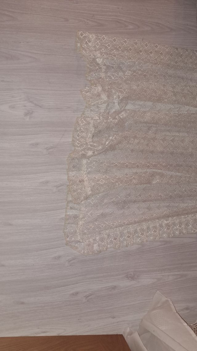 Cortinas : son dos y la cinta blanca