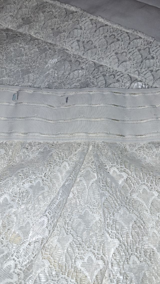 Cortinas : son dos y la cinta blanca