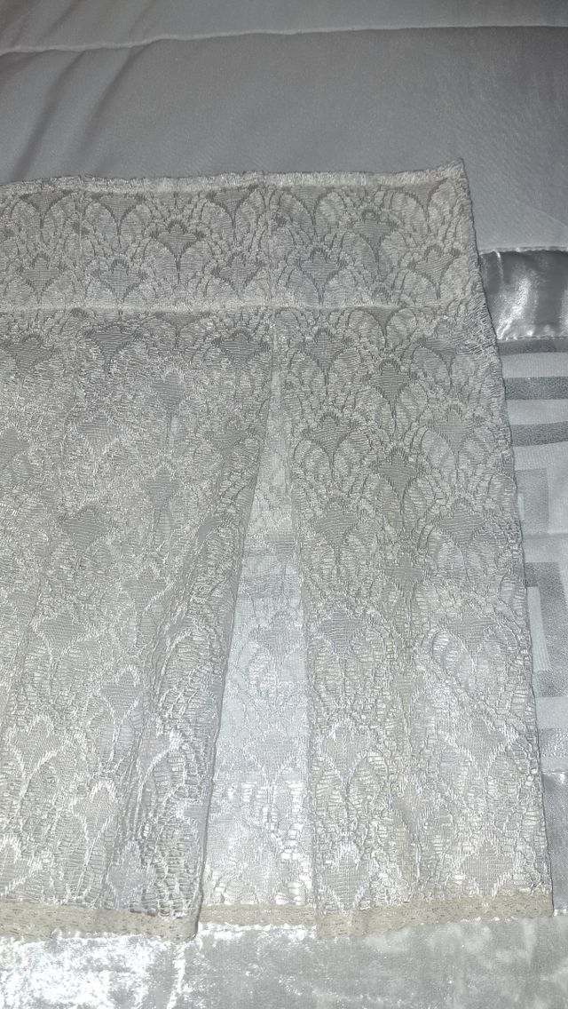 Cortinas : son dos y la cinta blanca