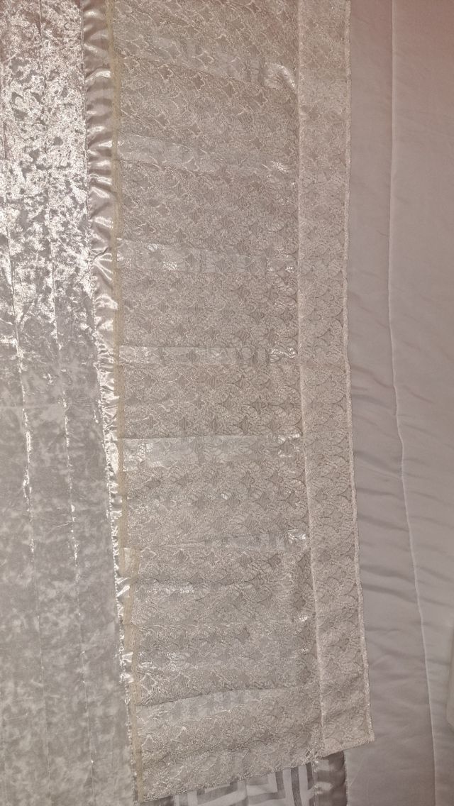 Cortinas : son dos y la cinta blanca