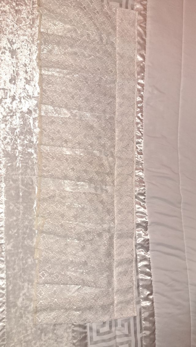 Cortinas : son dos y la cinta blanca