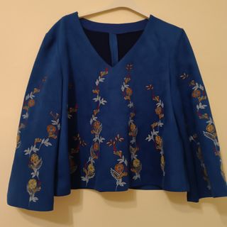CHAQUETA ACAMPANADA CORTA