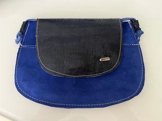 Bolso de cuero azul argentino