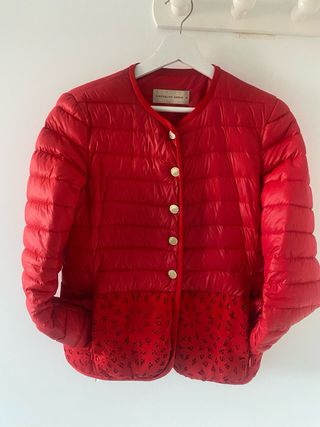 Plumas rojo de chica . Purificación García.