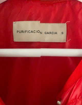 Plumas rojo de chica . Purificación García.