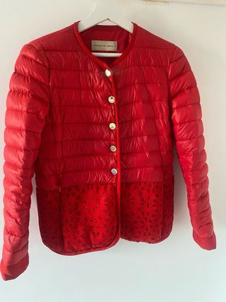 Plumas rojo de chica . Purificación García.