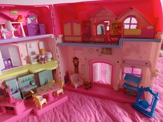 CASITA DE MUÑECAS DE PLÁSTICO